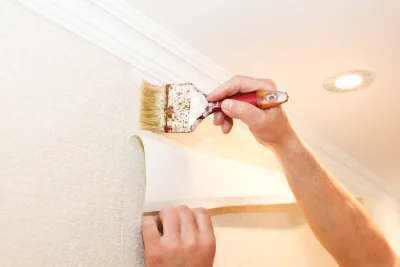 Pose de papier peint à Finestret — revêtements muraux et toiles de verre